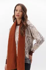 Buzo con estampado abstracto en tonos beige, marrón y blanco. Cuello redondo y mangas largas con puños ajustados.