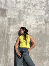Musculosa verde lima de morley elastizado, con cuello alto y corte ajustado.