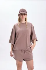 Remera manga corta color marrón con efecto lavado y corte holgado.