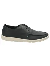 Zapato náutico casual de cuero azul marino con cordones, suela de goma color crema y plantilla calada.