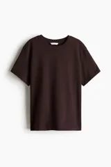 Remera marrón de algodón, corte amplio con hombros caídos y cuello redondo.
