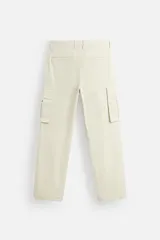 Pantalón cargo color verde oscuro, de corte relaxed fit, con bolsillos laterales con solapa y bolsillos traseros de vivo.