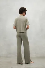 Pantalón gris de lino, de pierna ancha y cintura elástica.
