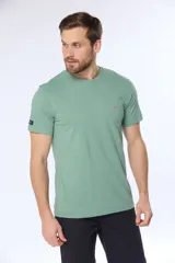 Remera azul marino lisa de manga corta con cuello redondo y logo bordado en el pecho.