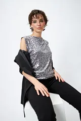 Top plateado con estampado animal print, sin mangas y cuello recto.