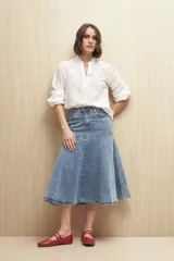 Falda midi evasé de denim celeste con cintura alta y bolsillos laterales.