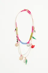 Collar de hilos de seda color beige con cuentas de colores y dijes metálicos de monedas y pimientos verdes.