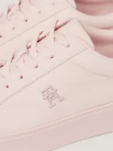 Zapatillas bajas de plataforma Tommy Hilfiger color rosa pálido, confeccionadas en piel nobuk. Presentan cordones, puntera redonda, suela de goma y logo distintivo de la marca en el lateral.