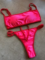 Conjunto de bikini fucsia con tirantes finos.