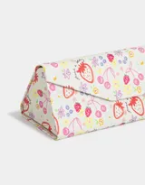 Estuche triangular plegable para anteojos con estampado de frutillas, cerezas y flores.
