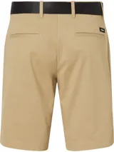 Shorts color beige confeccionados en sarga de algodón orgánico con elasticidad añadida, talle medio, corte slim, bragueta con cremallera, bolsillos en la costura lateral, bolsillos de ojal en la parte trasera y cinturón con hebilla en forma de D incluido.