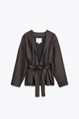 Kimono marrón con cuello redondo, manga larga y cinturón ajustable con lazadas. Confeccionado en hilatura de algodón y forro interior.