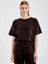 Remera marrón con efecto gastado, de manga corta y corte boxy.