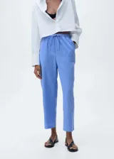 Pantalón de lino celeste con cintura elástica ajustable con cordón.