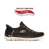 Championes deportivos Skechers modelo Slip-ins Arch Fit Summits en color negro. Presentan un diseño sin cordones con elásticos decorativos, parte superior de malla transpirable y refuerzos sintéticos. Incluyen plantilla Arch Fit con soporte de arco certificado y suela flexible de color beige.