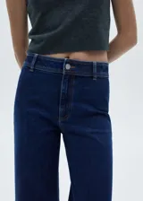 Pantalón de jean azul oscuro, corte culotte, tiro alto y bajo desflecado.