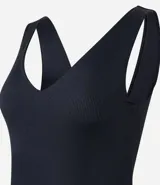 Body femenino negro, tipo musculosa, con escote en V profundo y cierre en la entrepierna.