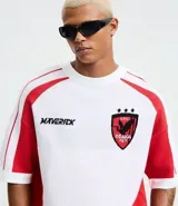 Camisa masculina de manga corta, color blanco con detalles en rojo en los hombros y mangas. Presenta el logo "MAVERICK" en el pecho izquierdo y un escudo con un ave y la palabra "OSAKA" en el pecho derecho.