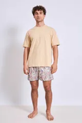 Short de baño azul marino con rayas verticales blancas, corte a la mitad del muslo y pretina elástica.