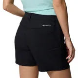 Short negro de tiro medio, con tecnología de repelencia Omni-SHIELD™ y ajuste elástico. Incluye trabillas para cinturón, bolsillos para las manos, bolsillo de seguridad con cremallera, bolsillo posterior con cierre de velcro, detalle de refuerzo, trabilla multiusos y bolsillo sin cierre.
