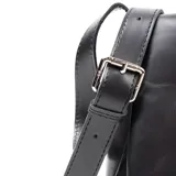 Bandolera negra de cuero con correa ajustable, acceso con solapa y logo metálico en el frente.