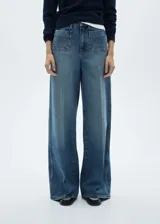 Pantalón de jean celeste, corte wide leg, tiro alto, con bolsillos de parche delanteros y traseros.