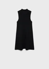 Vestido corto evasé color crudo, de tejido de punto fino, sin mangas y con cuello perkins.