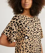 Vestido corto acanalado de viscosa con estampado animal print de jaguar, cuello redondo y mangas cortas.