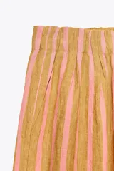 Pantalón de pierna ancha confeccionado en mezcla de lino a rayas verticales color rosa y beige. Tiene tiro medio, cintura elástica y bolsillos delanteros.