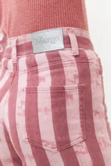 Pantalón de algodón con estampado de rayas verticales en tonos rosados y corte amplio.