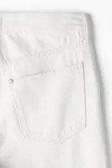 Pantalón de jean color crudo, de tiro alto, corte recto y relaxed fit.
