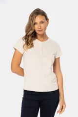 Remera color rosa viejo de corte clásico, con cuello redondo y tapeta con tres botones.