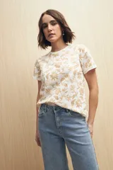 Remera blanca de manga corta con estampado floral en tonos beige.