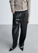 Pantalón negro de efecto piel, con cintura elástica, lazo a la cintura, diseño jogger, diseño recto y bolsillos laterales.