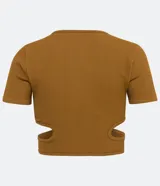 Top corto de manga corta, color marrón caramelo, con textura acanalada y aberturas tipo cutout a los costados de la cintura.
