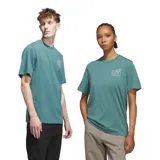 Remera verde con estampado de un dibujo abstracto en el pecho.