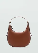Bolso marrón de efecto piel con asa de hombro, tamaño mediano, cierre de cremallera y forro interior. El asa tiene hebillas ajustables.