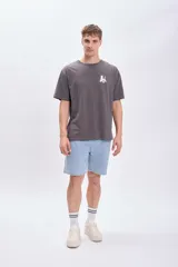 Bermuda de jean celeste con corte a la rodilla.