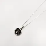Conjunto de collar y dije en plata 925 con diseño de balanza de la justicia.