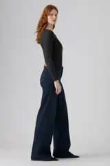 Pantalón de jean azul oscuro, de corte wide leg y tiro alto.