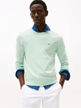 Sweater de cuello redondo color verde claro, confeccionado en algodón. Presenta logo bordado en el pecho, cuello, puños y bajo de punto canalé. Corte regular y hombros ligeramente caídos.