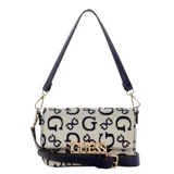 Cartera bandolera Guess modelo Carrboro, color beige con estampado del logo de la marca en azul marino. Tiene correa larga ajustable en azul marino y aplique dorado con el nombre de la marca en el frente.