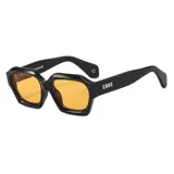 Lentes de sol unisex, con montura rectangular gruesa de plástico reciclado color negro y cristales amarillos con filtro UV 400.
