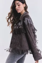 Campera marrón de gamuza con flecos y eco cuero en la parte superior, de corte suelto y con botones.