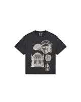 Remera gris oscuro con estampado de estilo gótico con imágenes de ángeles, puertas antiguas y textos.