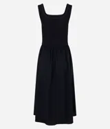 Vestido evasê negro, confeccionado en rib, con breteles anchos y escote redondo.