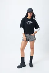 Remera cropped blanca de mangas ranglan con estampa frontal de un auto antiguo y texto "Vintage Gems / retro car club".