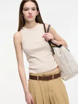 Musculosa marrón con efecto gastado, de corte ajustado y cuello redondo.