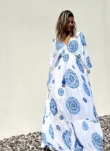 Túnica larga blanca con estampado de mandalas azules, escote en V y mangas largas.