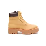 Botas acordonadas color arena de cuero liso, con suela de plataforma marrón con relieve.